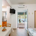 Apartment Marija - Waterfont With Sunbeds! Unique Zaton (Dubrovnik-Neretva)