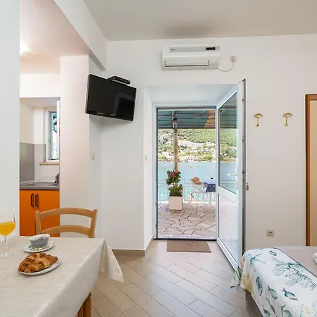 Apartment Marija - Waterfont With Sunbeds! Unique Zaton (Dubrovnik-Neretva)