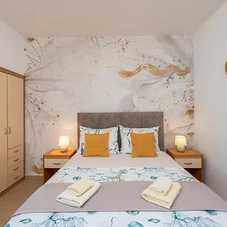 Marija - Waterfont With Sunbeds! Unique