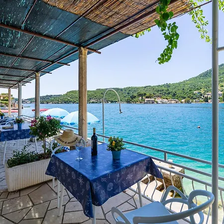 アパート Marija - Waterfont With Sunbeds! Unique ザトン