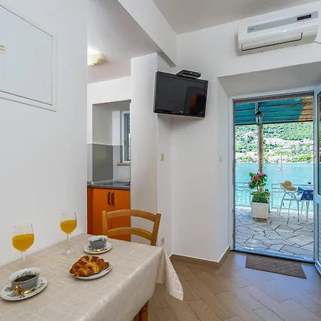 Apartment Marija - Waterfont With Sunbeds! Unique Zaton (Dubrovnik-Neretva)