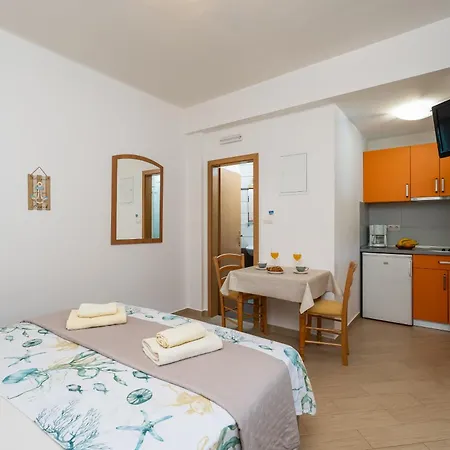 Marija - Waterfont With Sunbeds! Unique Апартаменты *